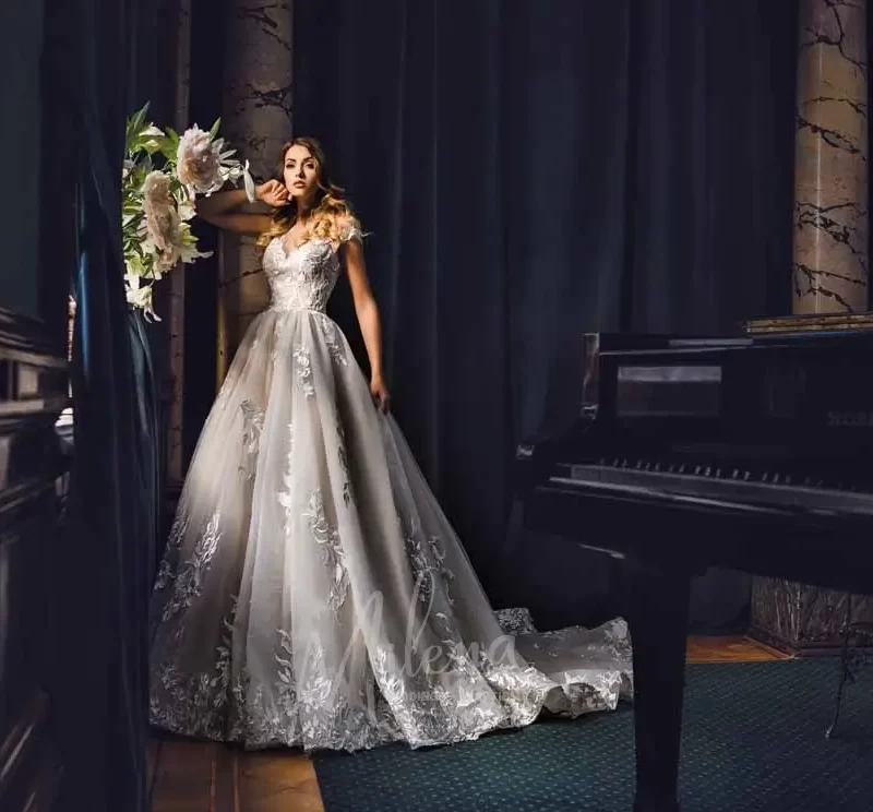 Νυφικό Α-γραμμής με δαντέλα και μεγάλη ουρά