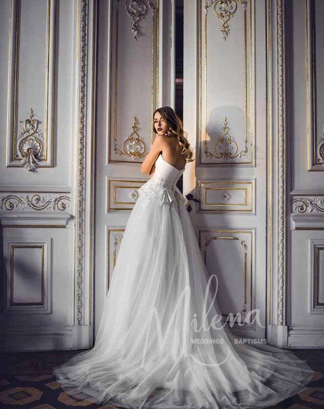 Strapless νυφικό με φούστα από τούλι