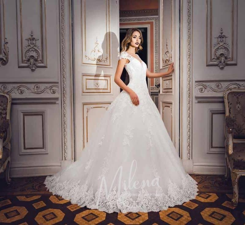 Φουσκωτό νυφικό με δαντέλα και κουμπιά