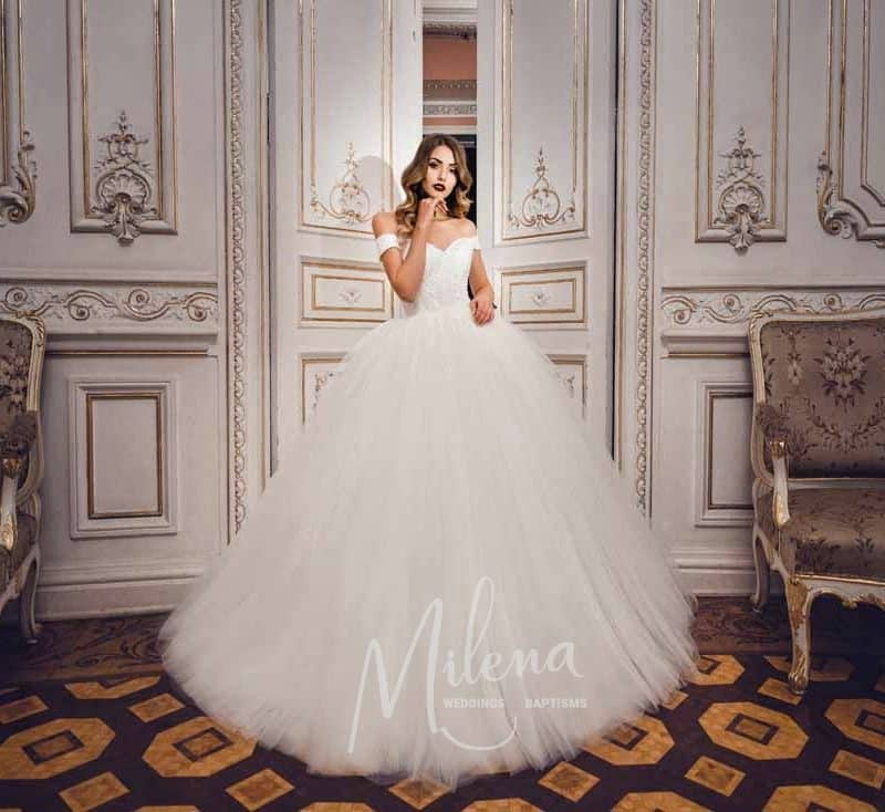 Φουσκωτό νυφικό με ραντάκια χαμόγελο