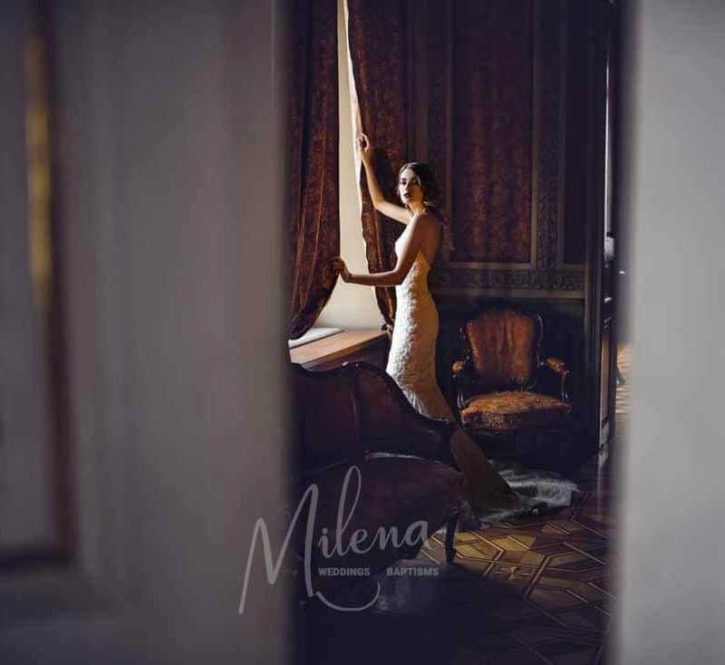 Γοργονέ νυφικό με λαιμόκοψη και δαντέλα