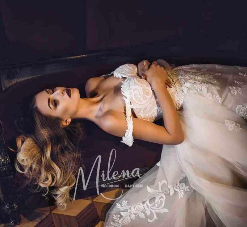 Στενό ίσιο νυφικό με δαντέλα και ουρά