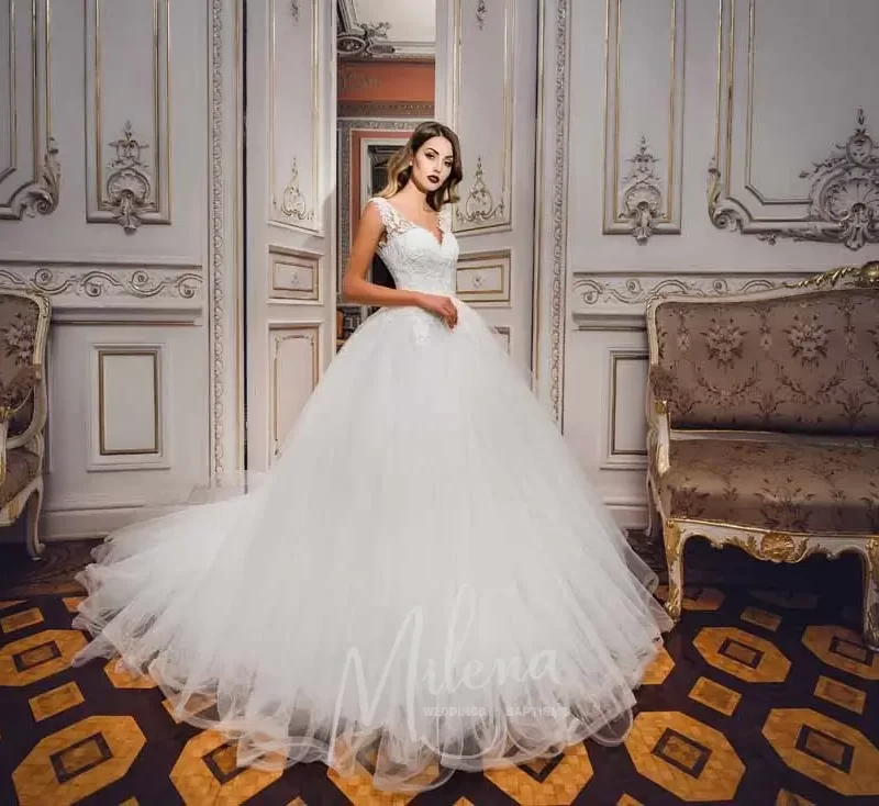 Φουσκωτό νυφικό με τούλι και δαντέλα