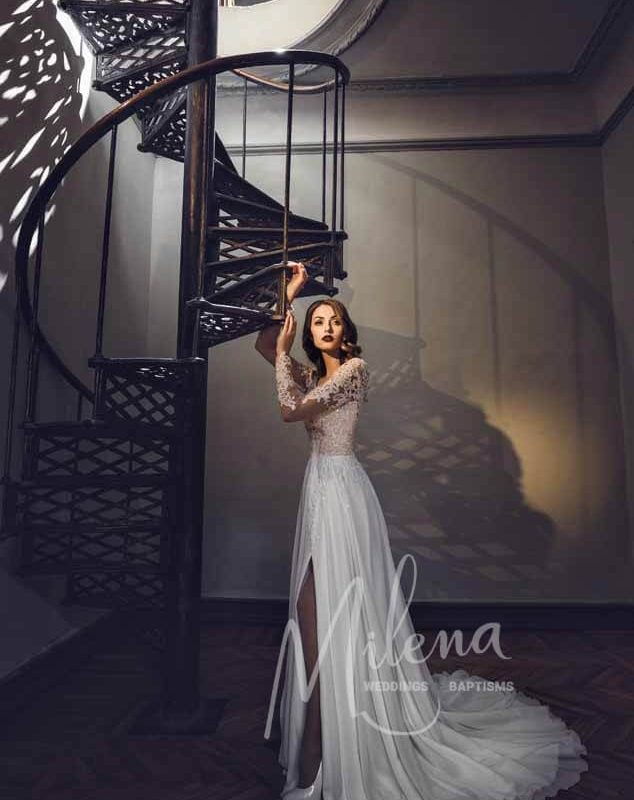 Νυφικό με μανίκια δαντέλας και σκίσιμο