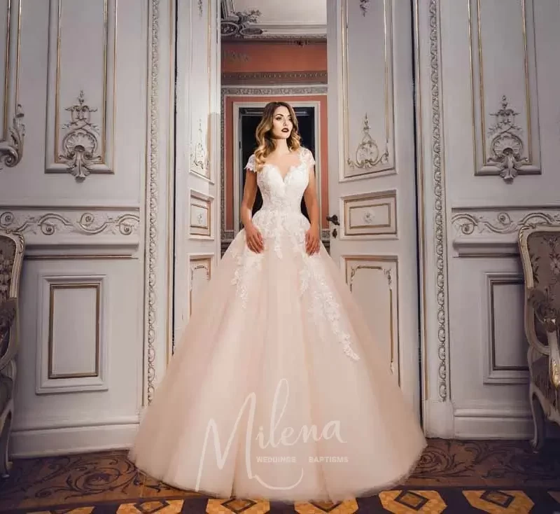 Φουσκωτό νυφικό σε ιβουάρ-σομόν