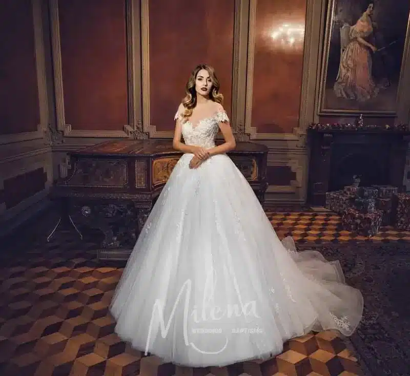 Φουσκωτό νυφικό με τούλι και διαφάνεια