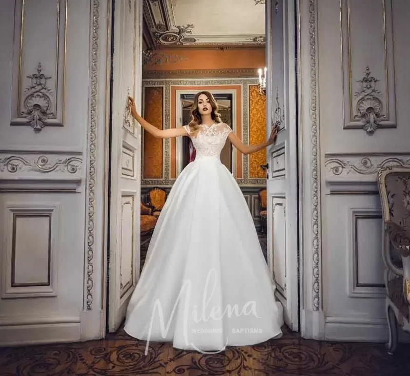 Φουσκωτό νυφικό με ρασμίρ και δαντέλα